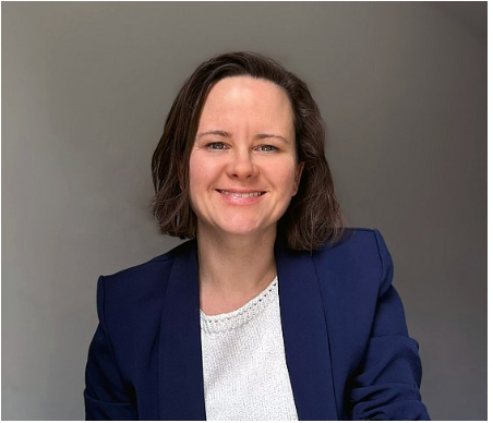 Portrait-Fotografie von Prof. Dr. Selina Olthof, lächelndes Gesicht, blauer Blazer, Aufnahme 2026